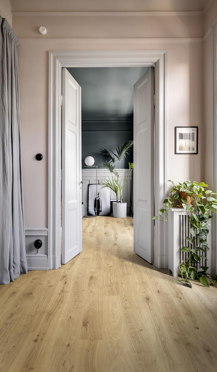 Click LVT flooring in natural wood straight plank